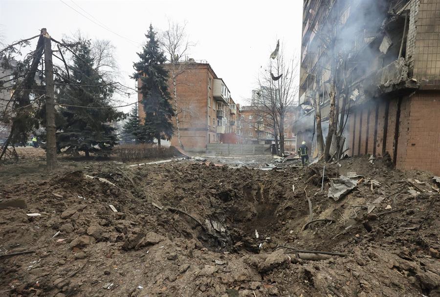 El cráter de un proyectil en el lugar de un ataque nocturno en Járkov, este de Ucrania, este viernes. EFE/EPA/SERGEY KOZLO