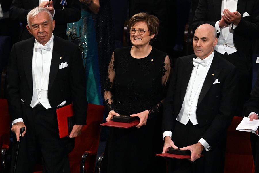 De izquierda a derecha, los premios Nobel Aleksey Yekimov, Katalin Kariko y Drew Weissman durante la ceremonia de entrega en Estocolmo. EFE/EPA/SZILARD KOSZTICSAK HUNGARY