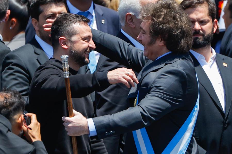 El presidente electo de Argentina Javier Milei (der.) saluda al presidente de Ucrania, Volodímir Zelenski, hoy luego de juramentar como nuevo presidente en el Congreso de la Nación en Buenos Aires (Argentina). EFE/Juan Ignacio Roncoroni