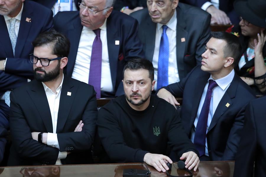 El presidente de Chile, Gabriel Boric (abajo-izq.), el presidente de Ucrania, Volodímir Zelenski (c) y el presidente de Ecuador, Daniel Noboa (abajo-der.), participan en la ceremonia de juramento del nuevo presidente de Argentina, Javier Milei, hoy en el Congreso de la Nación en Buenos Aires (Argentina). EFE/ Demian Alday Estevez