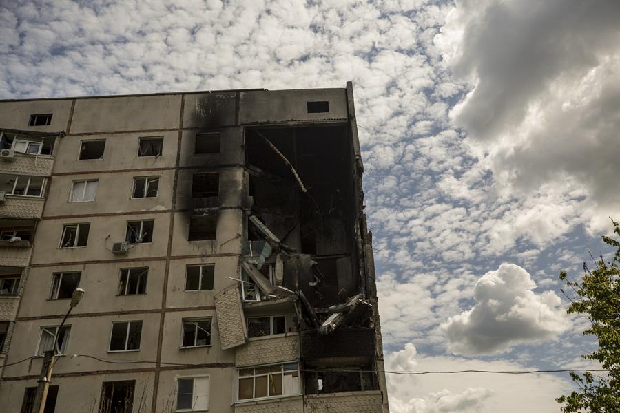 Imagen de archivo del impacto de un misil ruso en un edificio en el este de Ucrania EFE/Esteban Biba