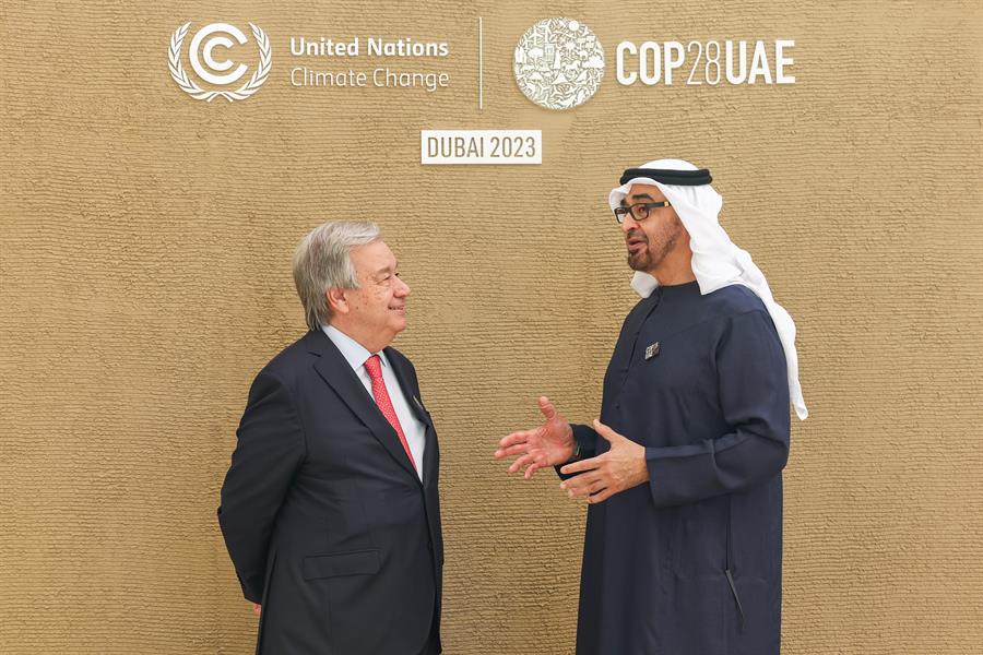 El secretario general de la ONU, Antonio Guterres, junto al presidente emiratí, Mohamed bin Zayed, en la COP28. EFE/EPA/Christopher Pike/UN Press Office