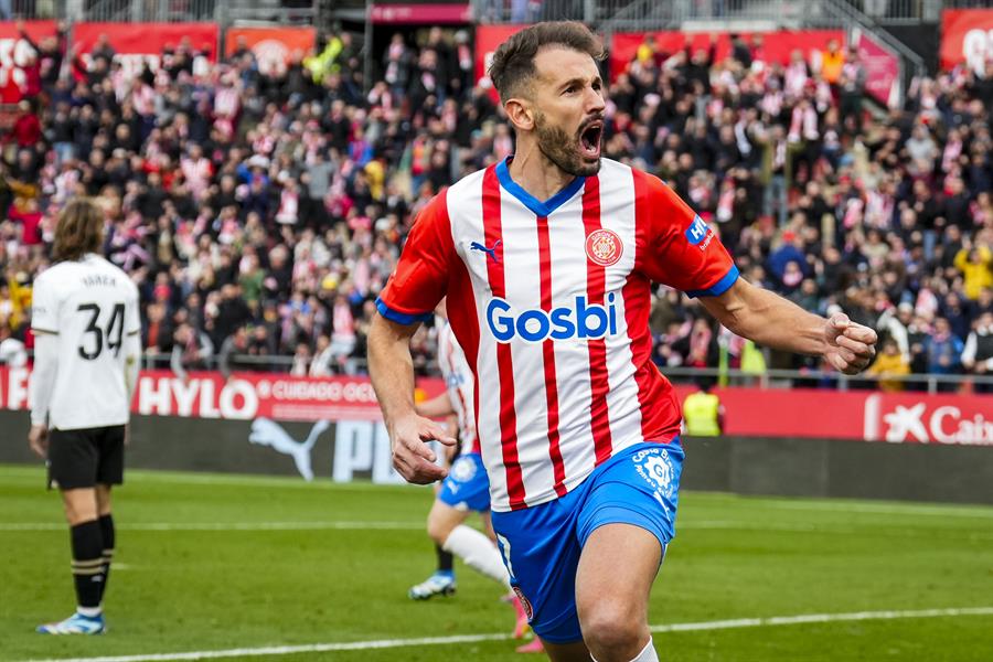 El delantero uruguayo del Girona Cristhian Stuani celebra su gol durante el partido correspondiente a la jornada 15 de LaLiga que ambos clubes disputaron en el estadio municipal de Montilivi. EFE/ David Borrat