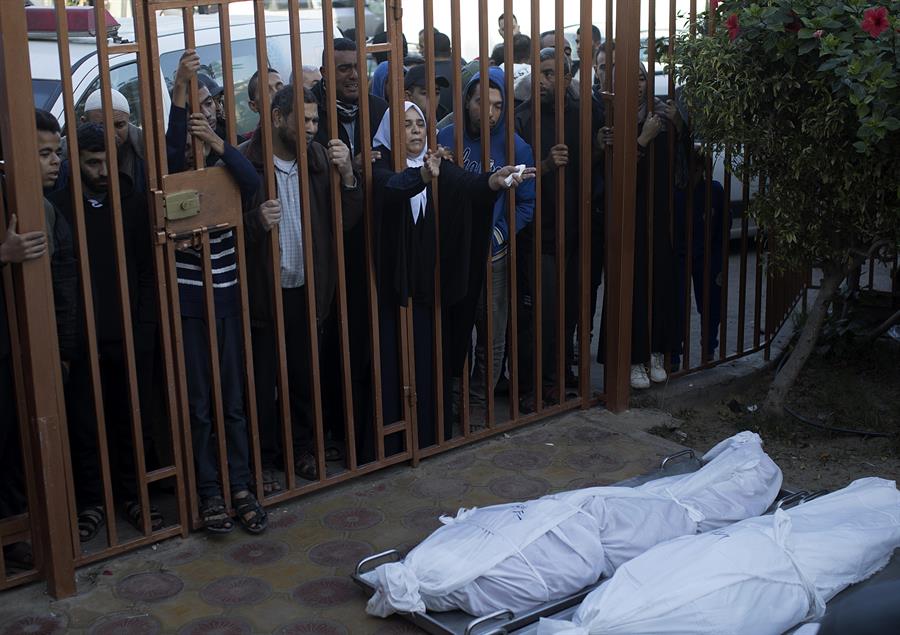 Vecinos de la familia de Abu Najili muertos por un bombardeo israelí observan los cuerpos sin vida de los fallecidos. EFE/EPA/HAITHAM IMAD