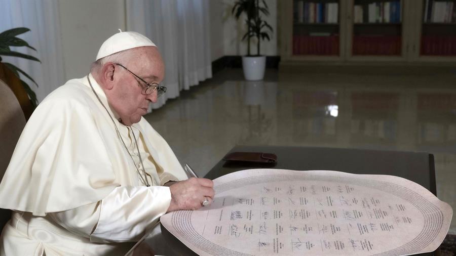 Imagen del papa Francisco distribuida hoy por el Vaticano.