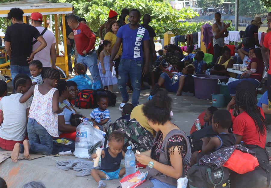 Migrantes descansan en una orilla del Río Suchiate hoy, en Ciudad Hidalgo, en Chiapas (México). EFE/ Juan Manuel Blanco

