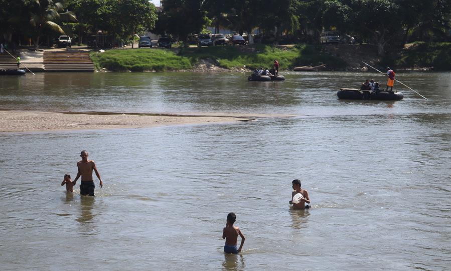 Migrantes se refrescan en el Río Suchiate hoy, en Ciudad Hidalgo, en Chiapas (México). EFE/ Juan Manuel Blanco
