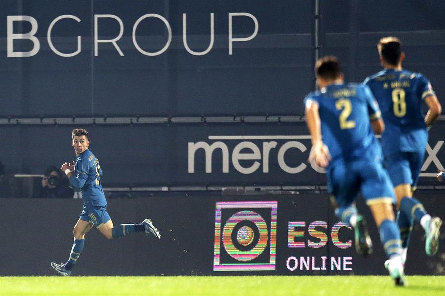 El jugador del FC Oporto Francisco Conceicao (L) celebra el 0-3 contra el Famalicao en Famalicao, Portugal. EFE/EPA/MANUEL FERNANDO ARAUJO