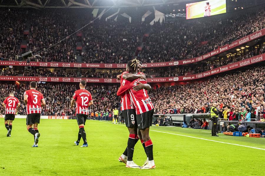 El delantero del Athletic Club de Bilbao Nico Williams celebra marcar el cuarto gol del equipo bilbaíno, durante el partido de Liga en Primera División ante el Rayo Vallecano que disputaron en el estadio de San Mamés, en Bilbao. EFE/Javier Zorrilla