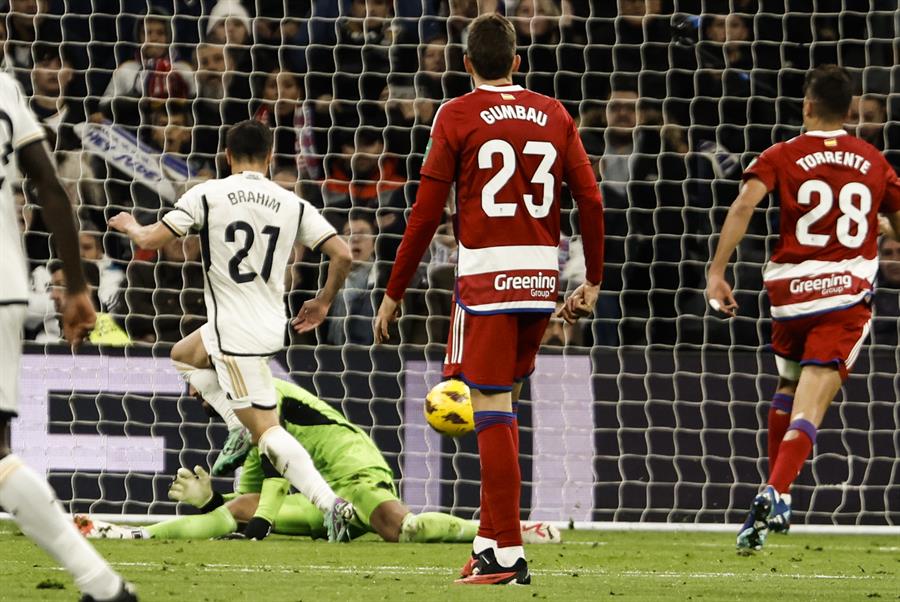 El centrocampista del Real Madrid Brahim Díaz (i) marca ante el Granada, durante el partido de LaLiga de fútbol que Real Madrid y Granada CF disputaron en el estadio Santiago Bernabéu. EFE/Sergio Pérez