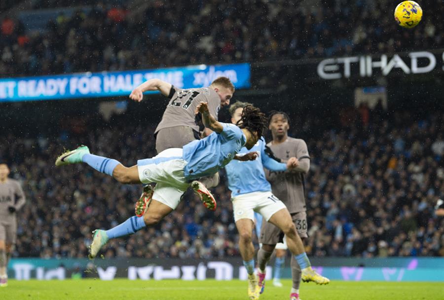 El delantero sueco Dean Kulusevski (CI), del Tottenham Hotspur, logra de cabeza el empate a tres durante el partido de la Premier League que han jugado Manchester City y Tottenham Hotspur, en Manchester, Reino Unido. EFE/EPA/PETER POWELL