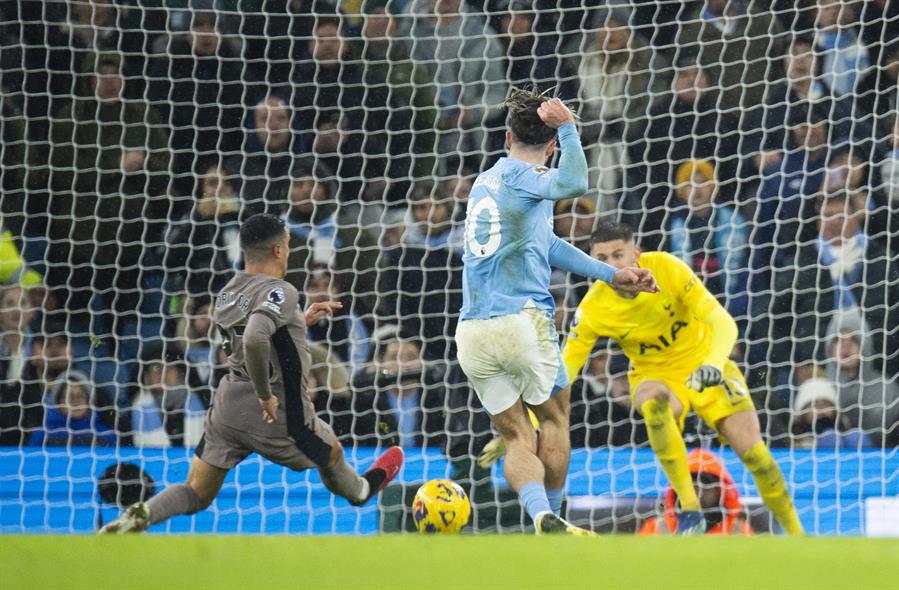 Jack Grealish (2I), del Manchester Cit,y logra el 3-2 durante el partido de la Premier League que han jugado Manchester City y Tottenham Hotspur, en Manchester, Reino Unido.EFE/EPA/PETER POWELL
