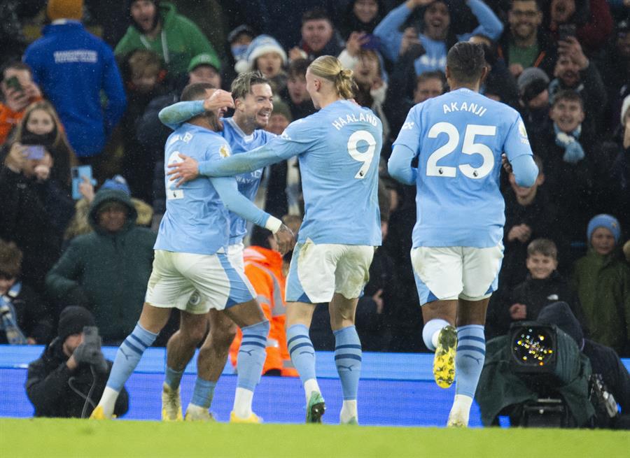 Jack Grealish (2I), del Manchester Cit,y celebra con sus compañeros el 3-2 durante el partido de la Premier League que han jugado Manchester City y Tottenham Hotspur, en Manchester, Reino Unido.EFE/EPA/PETER POWELL
