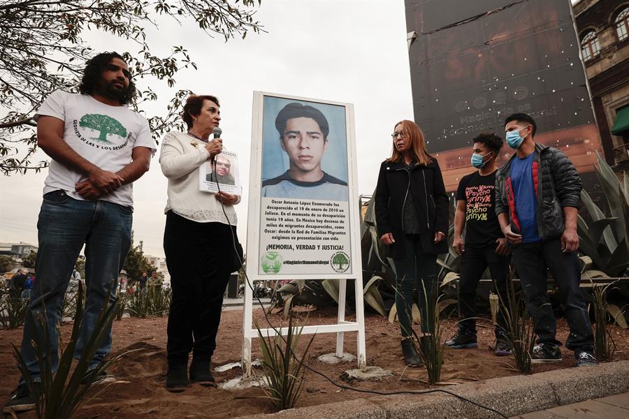 Ana Enamorado (3-d), madre del joven hondureño desaparecido en el estado mexicano de Jalisco, Oscar Antonio López Enamorado, participa durante la develación de un memorial para su hijo hoy, en la Ciudad de México (México). EFE/José Méndez