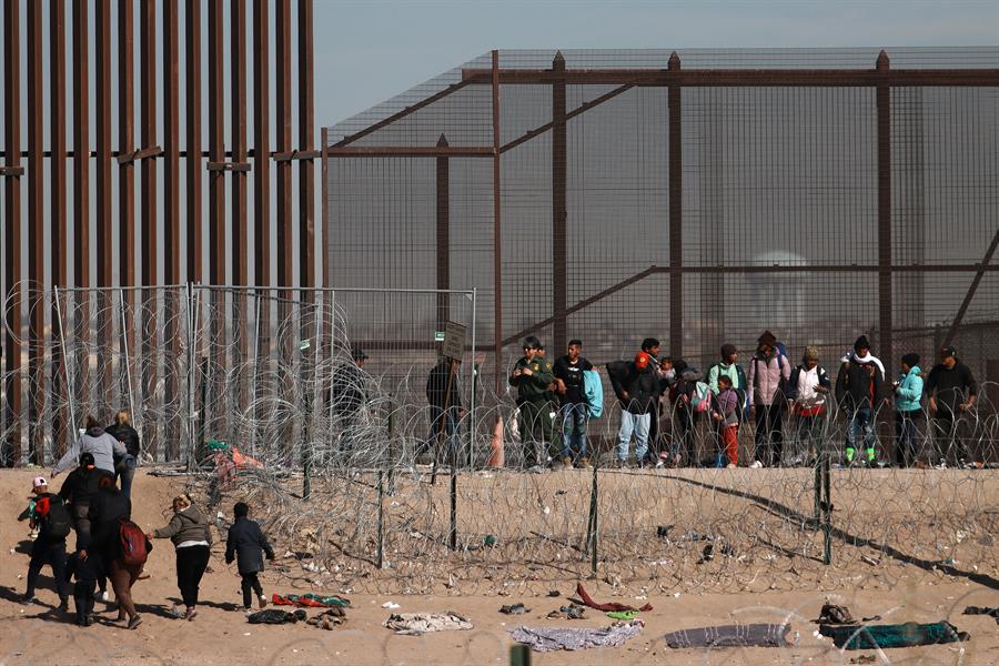 Migrantes intentan cruzar la frontera que divide a México de los Estados Unidos, el 17 de enero de 2024, en Ciudad Juárez (México). EFE/ Luis Torres