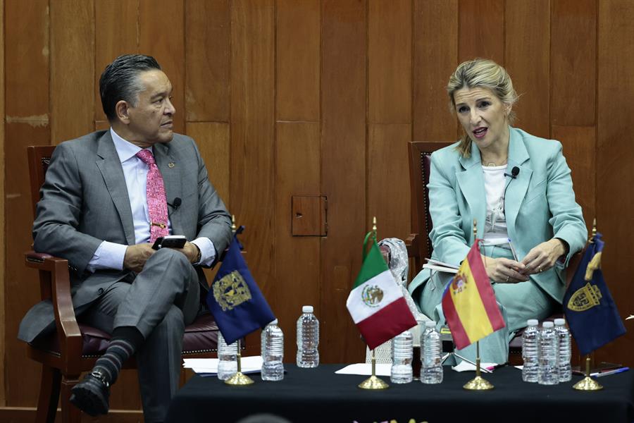 La vicepresidenta segunda de España, Yolanda Díaz (d), y el director de la Facultad de Derecho de la Universidad Nacional Autónoma de México (UNAM), Raúl Contreras, participan en el coloquio ‘Derechos laborales para un mundo en transformación’ impartido en la Universidad Nacional Autónoma de México (UNAM), hoy, en Ciudad de México (México). EFE/ José Méndez
