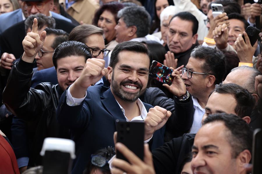 Jorge Álvarez Máynez es presentado hoy, como precandidado único a la presidencia de México por el partido Movimiento Ciudadano (MC), durante un acto celebrado en Ciudad de México (México). EFE/José Méndez

