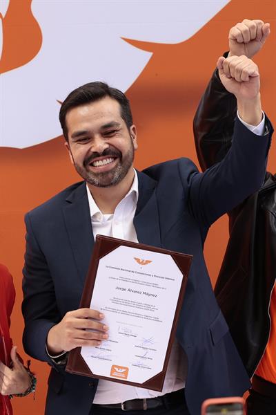 Jorge Álvarez Máynez es presentado hoy, como precandidado único a la presidencia de México por el partido Movimiento Ciudadano (MC), durante un acto celebrado en Ciudad de México (México). EFE/José Méndez

