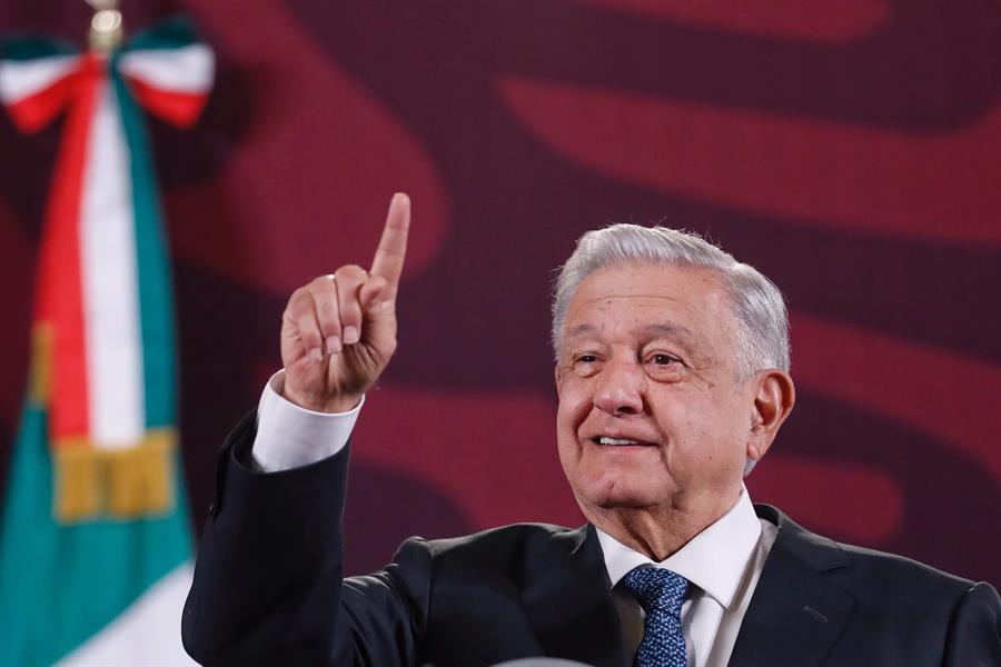 El presidente de México, Andrés Manuel López Obrador, habla durante una rueda de prensa en el Palacio Nacional, en Ciudad de México (México). EFE/ Sáshenka Gutiérrez