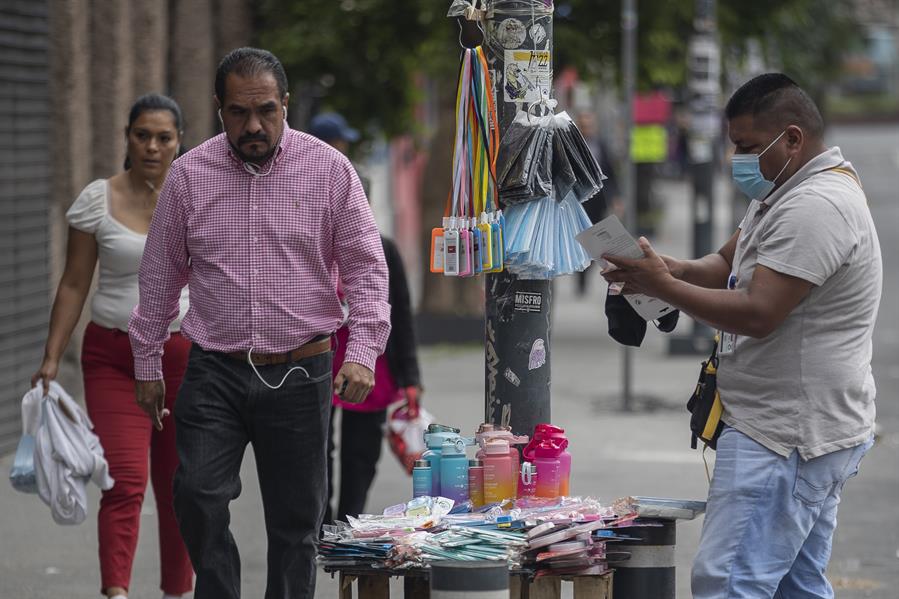 Un vendedor ambulante ofrece sus productos en una calle de la Ciudad de México (México). Imagen de archivo. EFE/ Isaac Esquivel