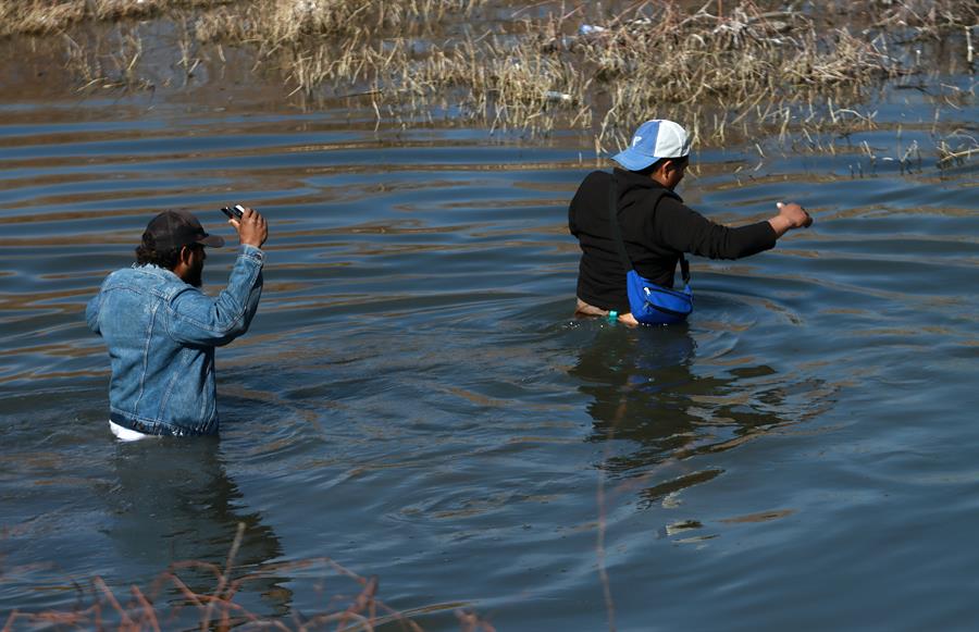 Migrantes cruzan el río Bravo en la frontera que divide a México de los Estados Unidos, el 17 de enero de 2024, en Ciudad Juárez (México). EFE/ Luis Torres
