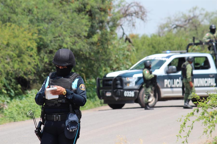 Fotografía de archivo de policías que prestan guardia en la zona donde un vehículo policial fue atacado por grupos armados, en Guanajuato (México). EFE/ STR