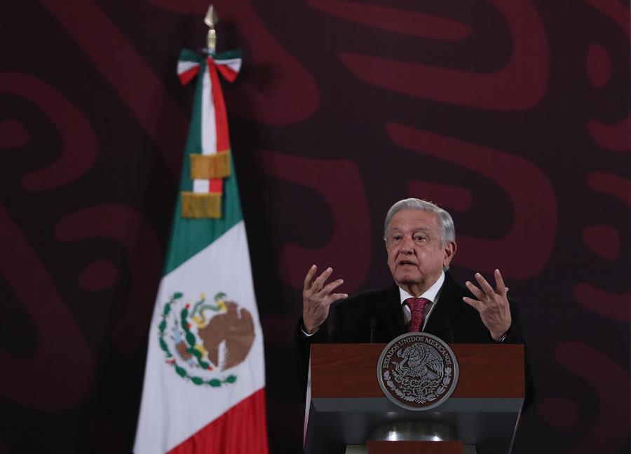 El presidente de México, Andrés Manuel López Obrador, habla durante su conferencia de prensa matutina hoy, en el Palacio Nacional en la Ciudad de México (México). EFE/ Mario Guzmán