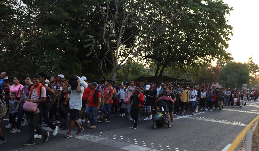 Migrantes de diferentes nacionalidades caminan en una caravana hoy, en el municipio de Tapachula, en Chiapas (México). EFE/Juan Manuel Blanco
