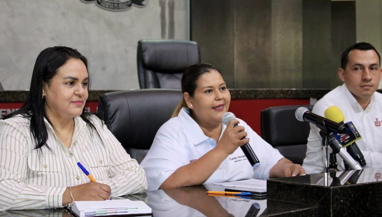 Rueda de prensa con las diputadas Sonia Hernández y Myriam Gudiño.