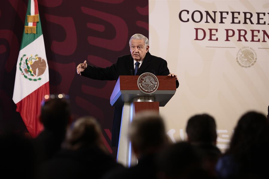 El presidente de México, Andrés Manuel López Obrador, habla durante su conferencia de prensa matutina hoy, en el Palacio Nacional en la Ciudad de México (México). EFE/ José Méndez