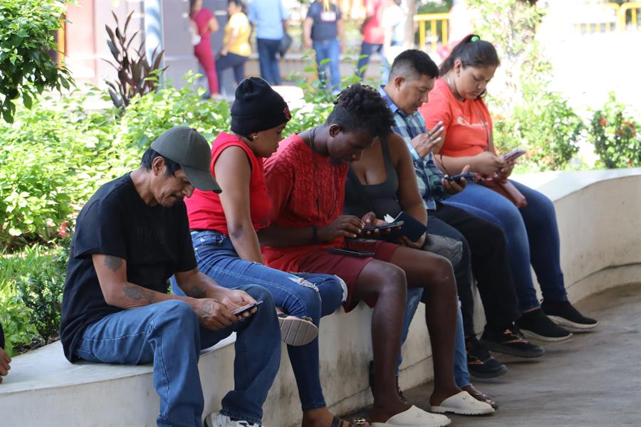 Migrantes en su mayoría de Haiti, permanecen en espera de su regularización migratoria hoy, en la Ciudad de Tapachula en el estado de Chiapas (México). EFE/Juan Manuel Blanco