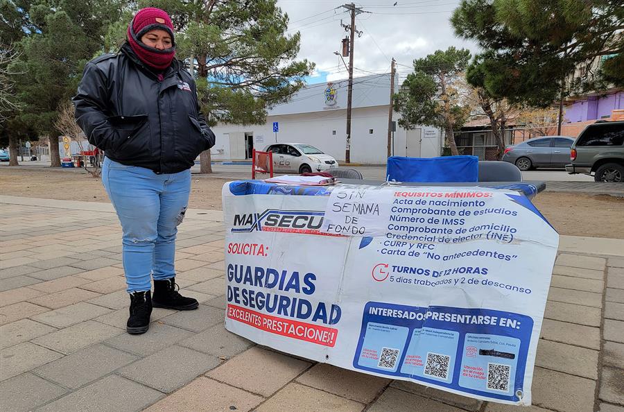 Una persona atiende un módulo de ofertas de empleo, el 26 de enero de 2024 en Ciudad Juárez (México). EFE/Luis Torres