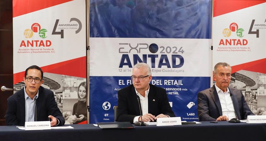 El director de relaciones con gobierno de la ANTAD Manuel Cardona (i), el presidente de la Asociación Nacional de Tiendas de Autoservicio y Departamentales A.C (ANTAD), Diego Cosío, y el director general de operaciones de ANTAD Francisco Ferrer (d) participan hoy, durante una rueda de prensa, en Ciudad de México (México). EFE/Sáshenka Gutiérrez