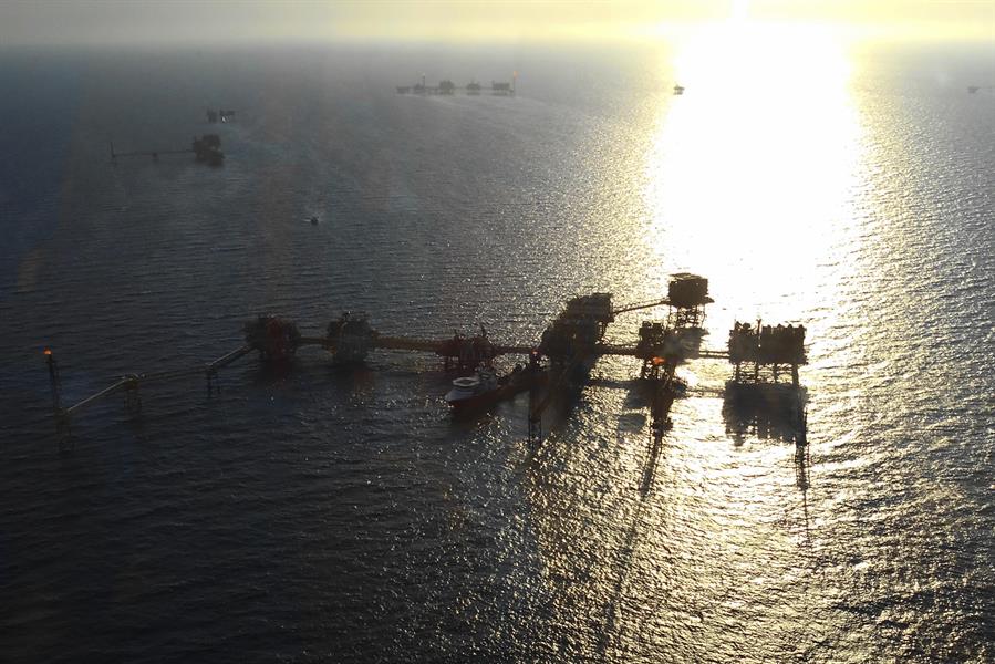 Imagen de archivo de una plataforma petrolera de la estatal Petróleos Mexicanos (Pemex) ubicada frente a las playas de Ciudad del Carmen, localidad costera del estado mexicano de Campeche. EFE/Edgar Ávila