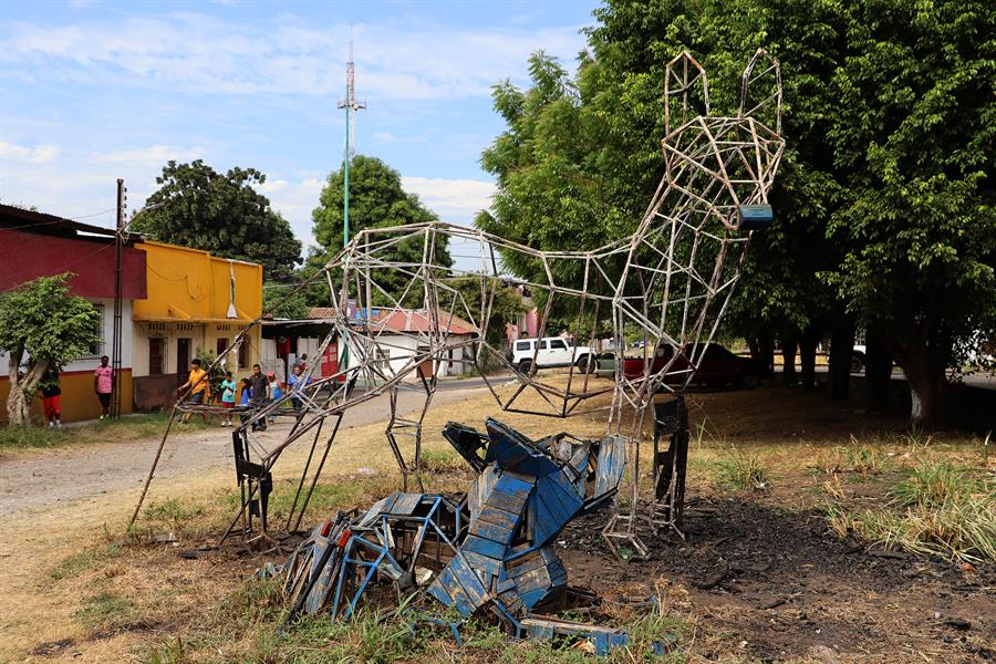Fotografía del monumento dedicado a la migración 'La Coyota y su cría' hoy, en la ciudad de Tapachula en el estado de Chiapas (México). EFE/ Juan Manuel Blanco
