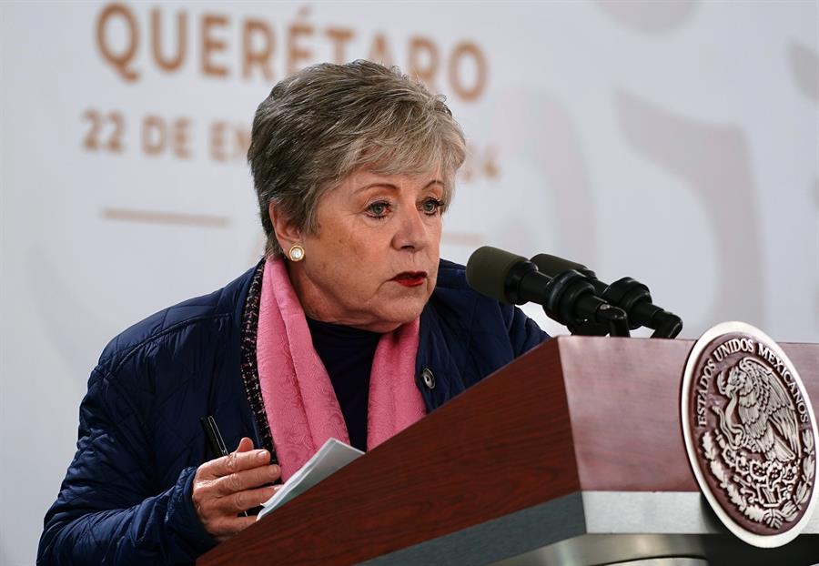 Fotografía cedida hoy por la Presidencia de México que muestra a la canciller Alicia Bárcena durante una conferencia de prensa en la ciudad de Querétaro (México). EFE/ Presidencia de México