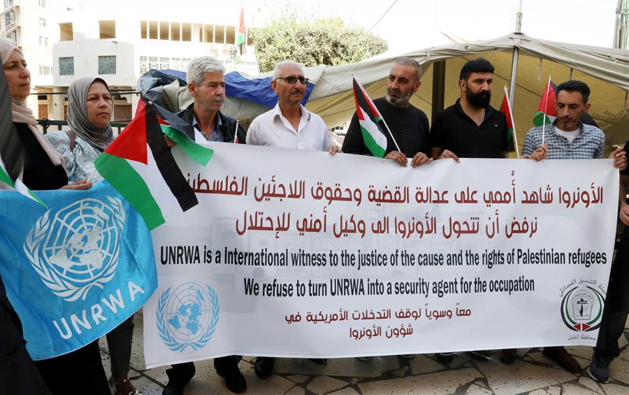 Activistas defienden la labor de la Agencia de la ONU para los Refugiados Palestinos, en una imagen de archivo en Hebrón. EFE/EPA/ABED AL HASHLAMOUN