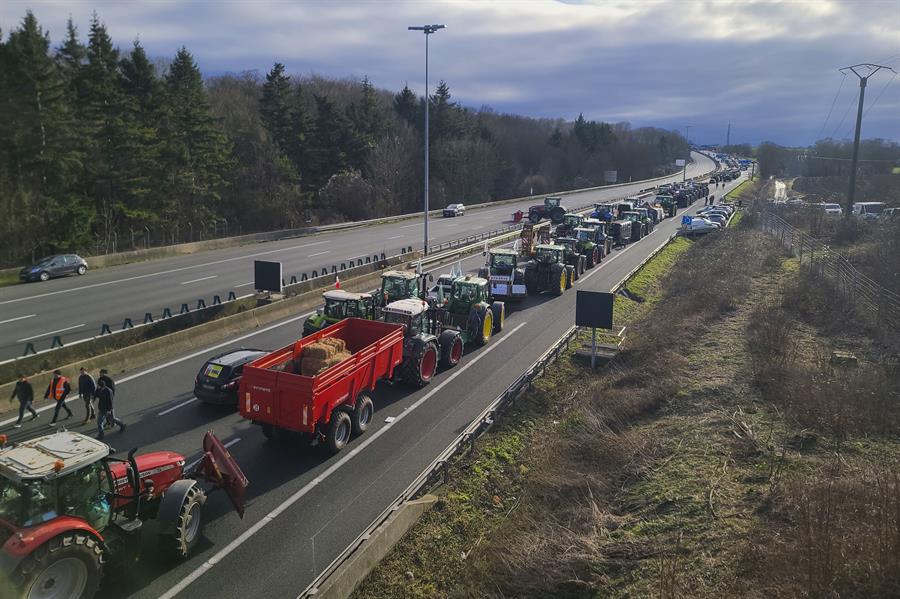 Agricultores franceses llevan a cabo una protesta en la autopista A1, a la altura de Chennevières-lès-Louvres, muy cerca del aeropuerto internacional Charles de Gaulle, este martes.EFE/ Edgar Sapiña