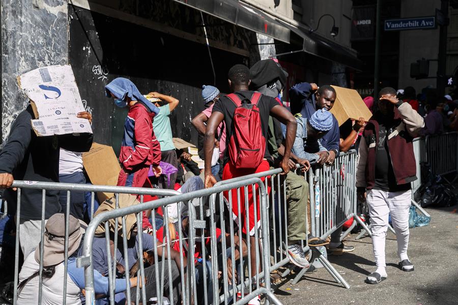 Migrantes afuera del Hotel Roosevelt Hotel en Nueva York, en una fotografía de archivo. EFE/EPA/Sarah Yenesel