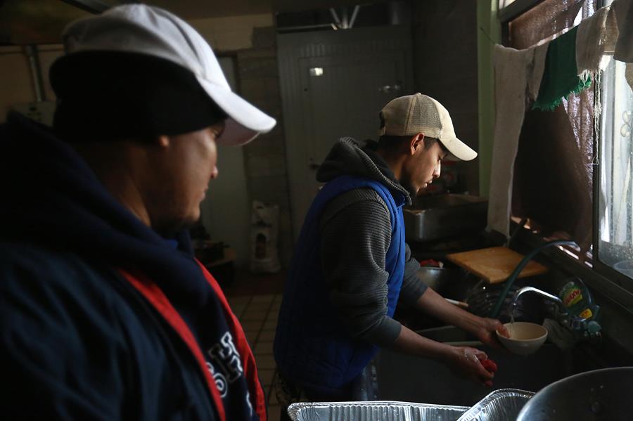 Migrantes trabajan en la cocina del albergue “La casa del migrante”, el 11 de enero de 2024, en Ciudad Juárez, Chihuahua (México). EFE/ Luis Torres