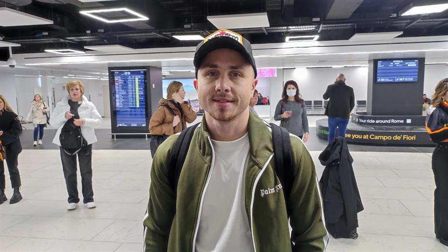 El jugador español “Angeliño” llega al Aeropuerto internacional Leonardo Da Vinci para completar su fichaje por la Roma. EFE/EPA/TELENEWS