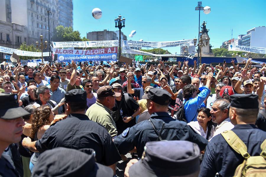 Manifestantes se movilizan durante una protesta convocada por la Confederación General del Trabajo este 24 de febrero de 2024, en Buenos Aires (Argentina). EFE/ Enrique Garcia Medina