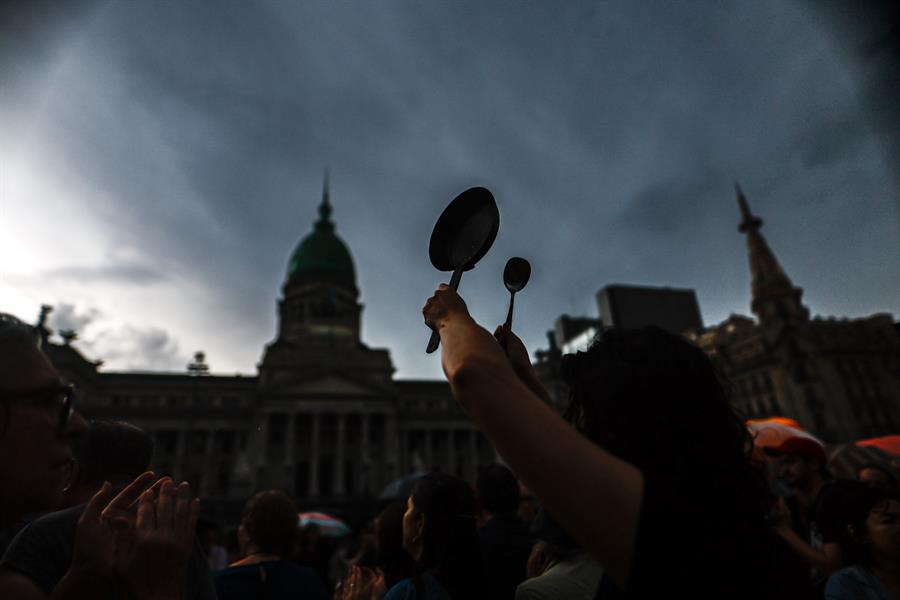 Imagen de archivo de personas se manifiestan contra el Gobierno de Javier Milei, frente al Congreso de la Nación en Buenos Aires (Argentina). EFE/ Juan Ignacio Roncoroni