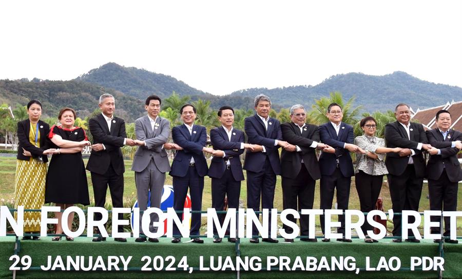 Los ministros de Exteriores de la Asociación de Naciones del Sudeste Asiático (ASEAN) tras una reunión regional en Laos el 29 de enero de 2024. EFE/MINISTERIO DE ASUNTOS EXTERIORES