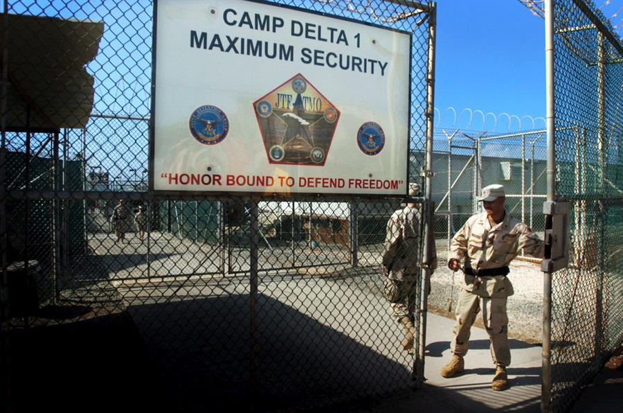 Fotografía de archivo en la que se registró a un guardia al abrir una reja dentro del campamento Delta 4, en la prisión y base naval estadounidense de Guantánamo (Cuba). EFE/Mike Brown