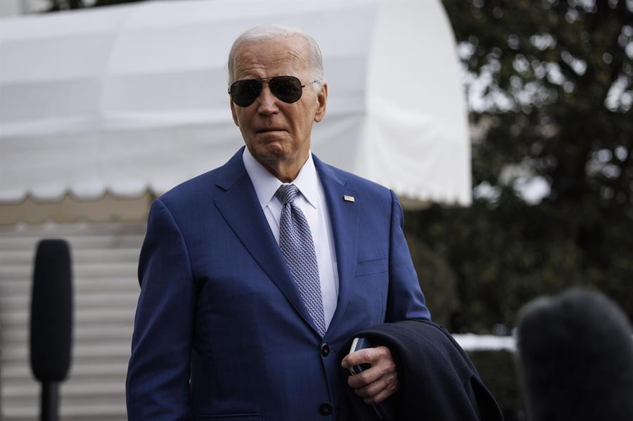 El presidente de EUA, Joe Biden, sale de la Casa Blanca, este 18 de enero de 2023, en Washington. EFE/ Ting Shen/ Pool