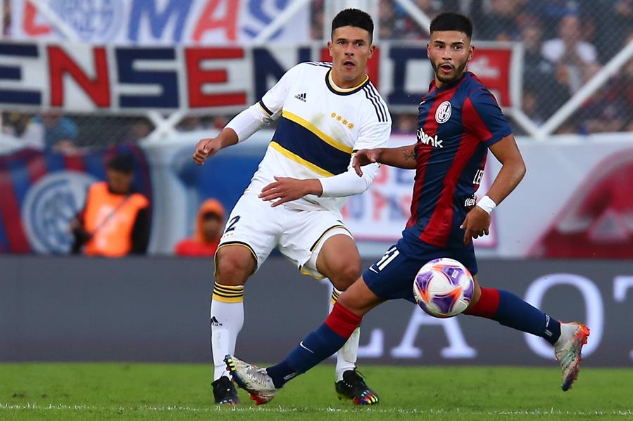 Fotografía de archivo, tomada en abril de 2023, en la que se registró un instante de un partido entre los clubes argentinos de fútbol San Lorenzo y Boca Juniors, en el estadio Pedro Bidegaín “El Nuevo Gasómetro”, en Buenos Aires (Argentina). EFE/Luciano González