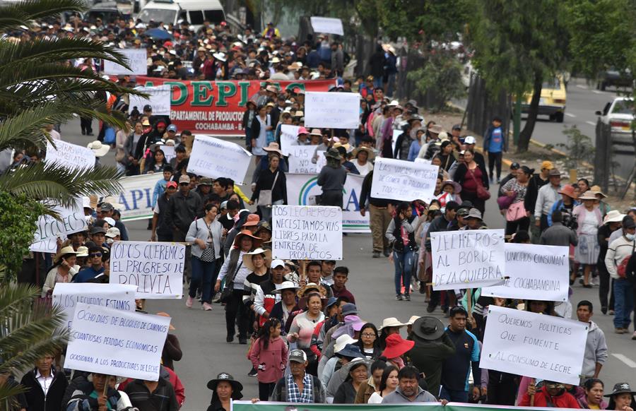 Productores de leche se manifiestan para exigir que se detengan los bloqueos provocados por simpatizantes del expresidente de Bolivia Evo Morales en Cochabamba (Bolivia). EFE/ Jorge Abrego