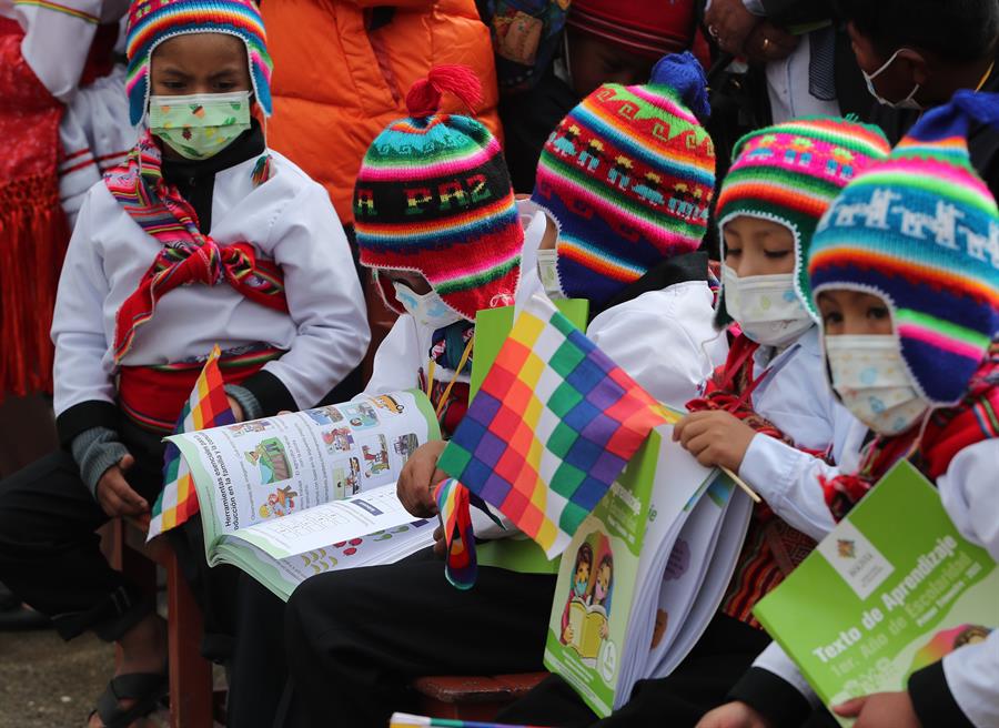 Un grupo de niños atiende un evento en su colegio en la ciudad de El Alto (Bolivia), en una fotografía de archivo. EFE/ Martin Alipaz