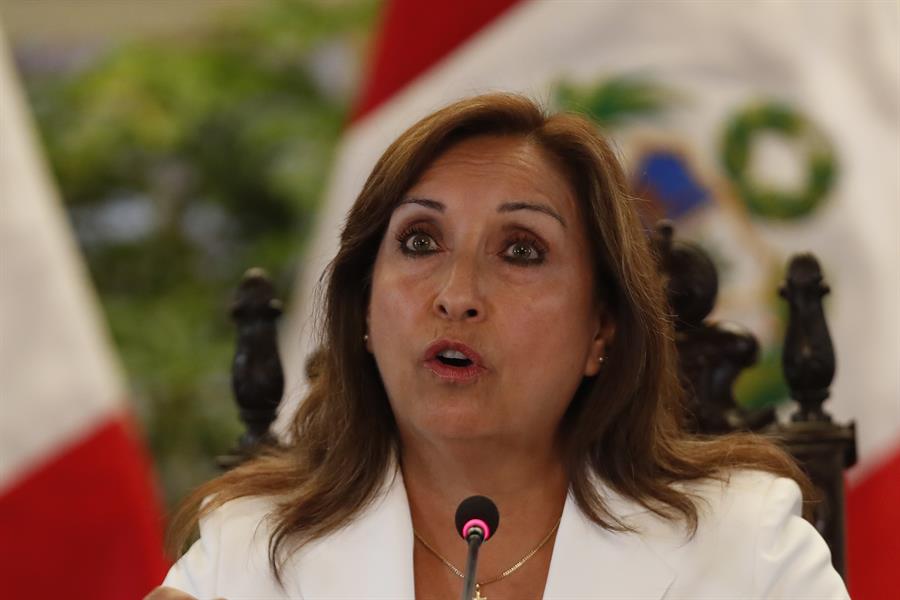 Fotografía de archivo en la que se registró a la presidenta de Perú, Dina Boluarte, durante una rueda de prensa, en Lima (Perú). EFE/Paolo Aguilar